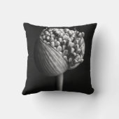 Flowers | B&W Allium Flower Bud クッション (裏面)