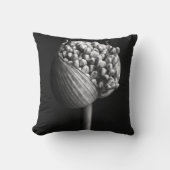 Flowers | B&W Allium Flower Bud クッション (正面)
