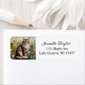 Fluffy Gray Tabby Cat and Folk Art Flowers ラベル (インサイチュ)
