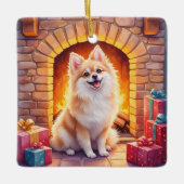 Fluffy Pomeranian Cozy Christmas Fireplace Dog Art セラミックオーナメント (正面)