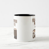 Flugelhornプレーヤーの(おもしろいな)チョコレート ツートーンマグカップ (中央)