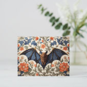 Flying Bat William Morris Inspired Floral ポストカード (スタンド正面)