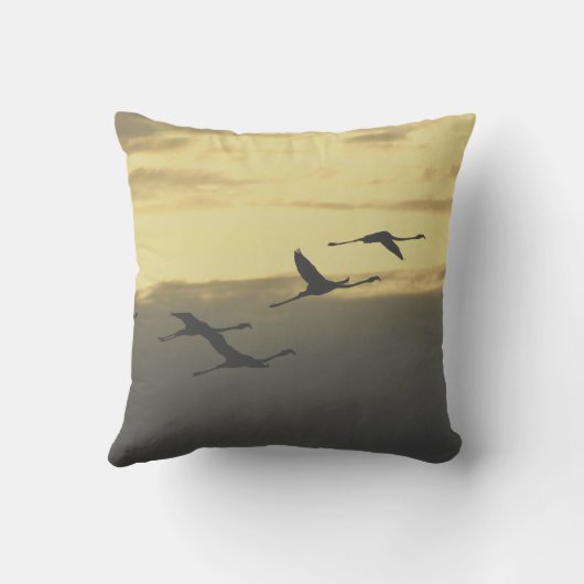 Flying birds Throw Pillow クッション (裏面)