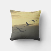 Flying birds Throw Pillow クッション (正面)