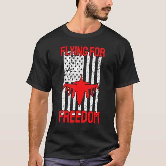 Flying for Freedom American Flag 4th of July Fight Tシャツ (正面)