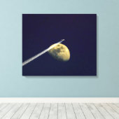 Flying Past The Moon キャンバスプリント (インサイチュ (ウッドフロア))
