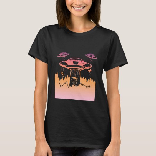 Flying Saucer UFO Astronauts are Aliens Tシャツ (正面)