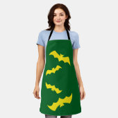 Flying Yellow Halloween Bats エプロン (着用した状態)