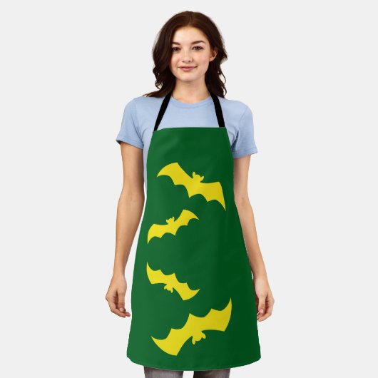 Flying Yellow Halloween Bats エプロン (着用した状態)