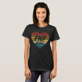 FNPファミリーナース開業医EST.2023卒業 Tシャツ (正面フル)