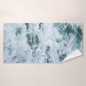 FOで覆われた火山の航空写真 バスタオル (バスタオル)