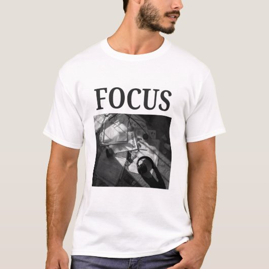 FOCUS - ダークアカデミア ミニマリスト 写真 Tシャツ (正面)