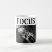 FOCUS - Dark Academia Minimalist Photography コーヒーマグカップ (中央)