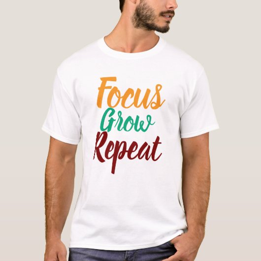 Focus Grow Repeat Motivational Men T Shirt Tシャツ (正面)