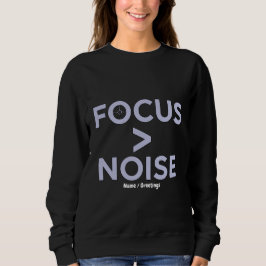 FOCUS > NOISE モダンなモチベーションタイポグラフィ スウェットシャツ