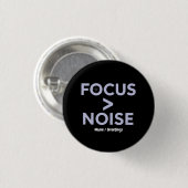 FOCUS > NOISE モダンなモチベーションタイポグラフィ 缶バッジ (正面&裏面)