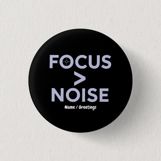 FOCUS > NOISE モダンなモチベーションタイポグラフィ 缶バッジ (正面)