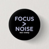 FOCUS > NOISE Motivational Modern Typography  缶バッジ (正面)