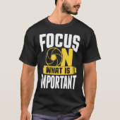 Focus On What Is Important Photographer Camera 1 Tシャツ (正面)