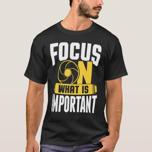 Focus On What Is Important Photographer Camera 1 Tシャツ (正面)