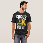 Focus On What Is Important Photographer Camera 1 Tシャツ (正面フル)