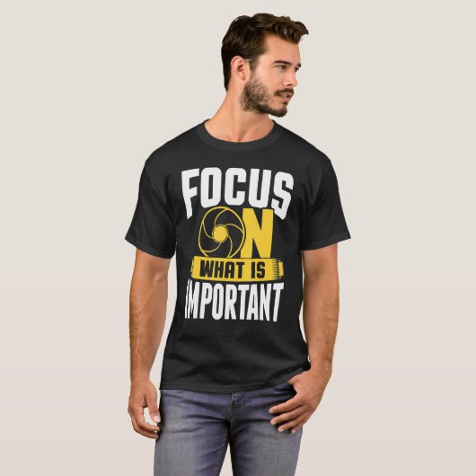 Focus On What Is Important Photographer Camera 1 Tシャツ (正面フル)
