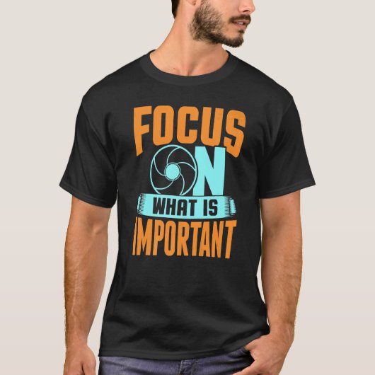 Focus On What Is Important Photographer Camera   Tシャツ (正面)