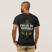 Focus on Yourself – Ignore the Noise | Self Growth Tシャツ (裏面フル)