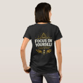 Focus on Yourself – Ignore the Noise | Self Growth Tシャツ (裏面フル)