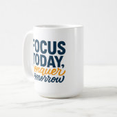 FOCUS TODAY, 明日を制覇せよ – やる気を起こす コーヒーマグカップ (正面左)