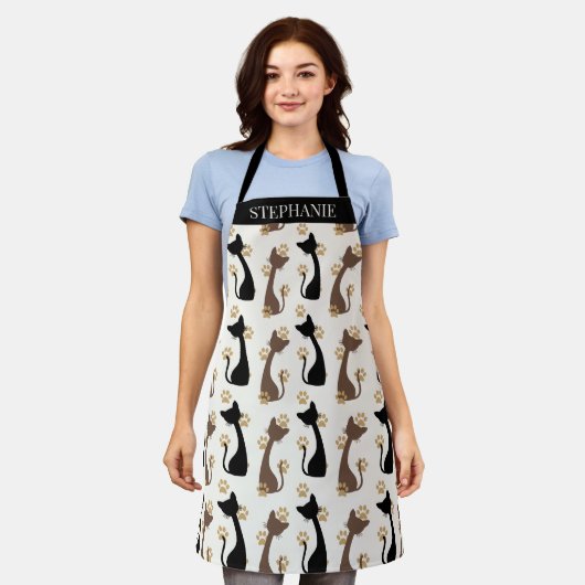 Folk Art Cat Pattern | Farmhouse Kitchen エプロン (着用した状態)