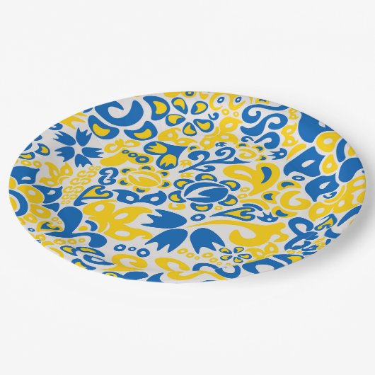 Folklore pattern with Ukrainian flag colors ペーパープレート (アングル)