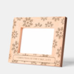 Folksy Nordic Snowflake Winter Christmas Your Text レーザー彫刻フレーム<br><div class="desc">冬の木のフレームは雪の結晶とカスタムあなたの文字。この飾冬のキャビンや家は、雪の結晶をテーマにした写真フレームで、クリスマスの写真や冬の写真に最適。</div>