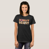 Foodie Saying Donut Resist Tシャツ (正面フル)