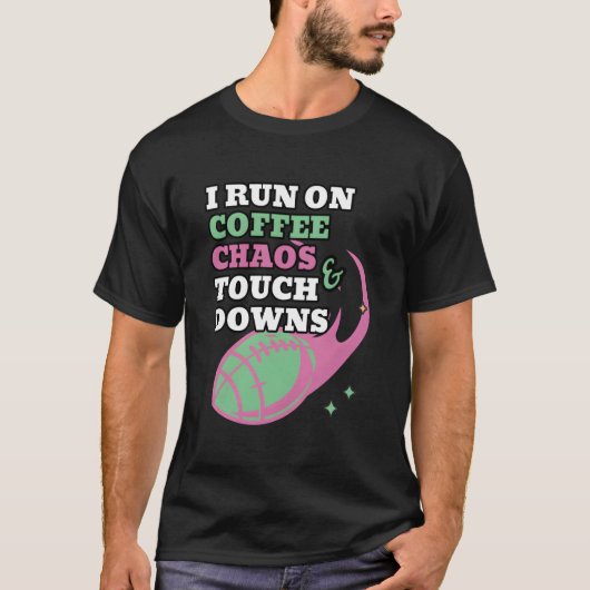 Football Mom I Run On Coffee Chaos And Touchdowns Tシャツ (正面)