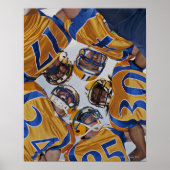 Football players in huddle ポスター (正面)