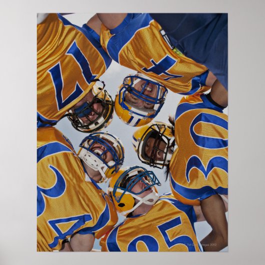 Football players in huddle ポスター (正面)