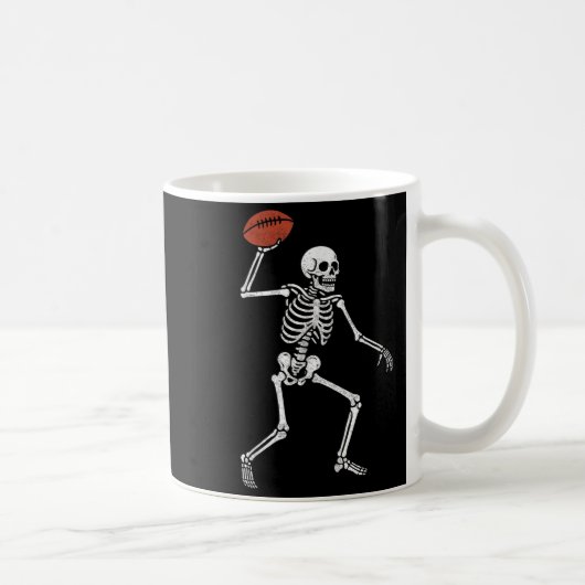 Football Skeleton Playing Football Halloween Skull コーヒーマグカップ (右)
