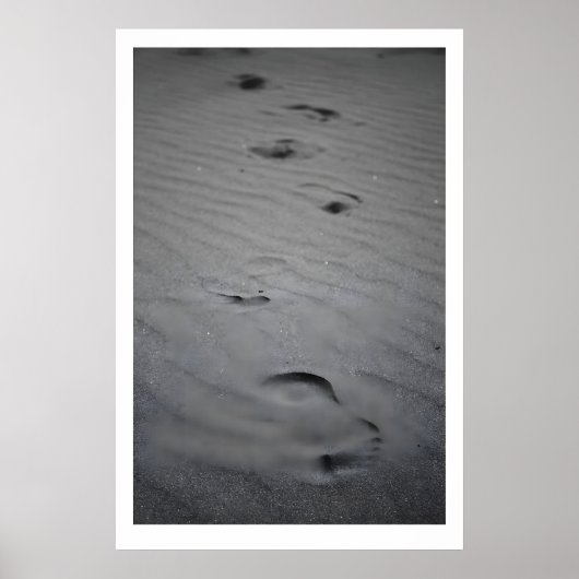 Footsteps in Sand Fine Art Print Black and White ポスター (正面)