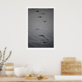 Footsteps in Sand Fine Art Print Black and White ポスター (キッチン)