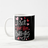 For Couples _ I Still Give Him Butterflies _ Funny コーヒーマグカップ (左)