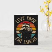 Forest Camper Gifts Live Fast Eat Trash Uni-adults カード (黄色い花)