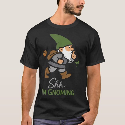 Forest Gnoming Enthusiast Mossy Mushroom Tシャツ (正面)