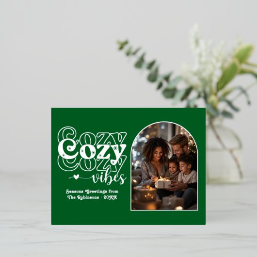 Forest Green and Silver Cozy Vibes Retro Christmas 箔シーズンポストカード (立ち正面)