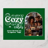 Forest Green and Silver Cozy Vibes Retro Christmas 箔シーズンポストカード (正面)