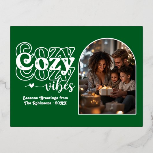 Forest Green and Silver Cozy Vibes Retro Christmas 箔シーズンポストカード (正面)