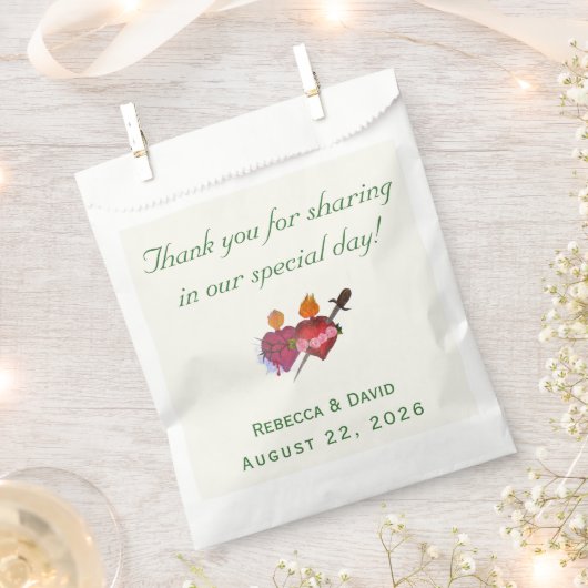 Forest-Green & Cream Two Hearts Catholic Wedding フェイバーバッグ (クリップ留めされた状態)