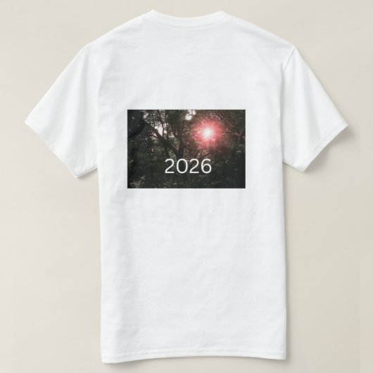 Forest Sun Rising 2026 - Nature Dawn Illustration Tシャツ (デザイン裏面)