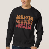 Forever Chasing Sunset Trendy Retro Preppy Words o スウェットシャツ (正面)