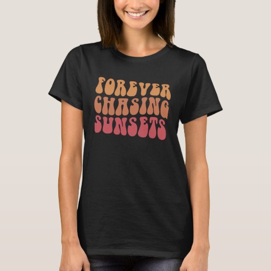 Forever Chasing Sunset Trendy Retro Preppy Words o Tシャツ (正面)